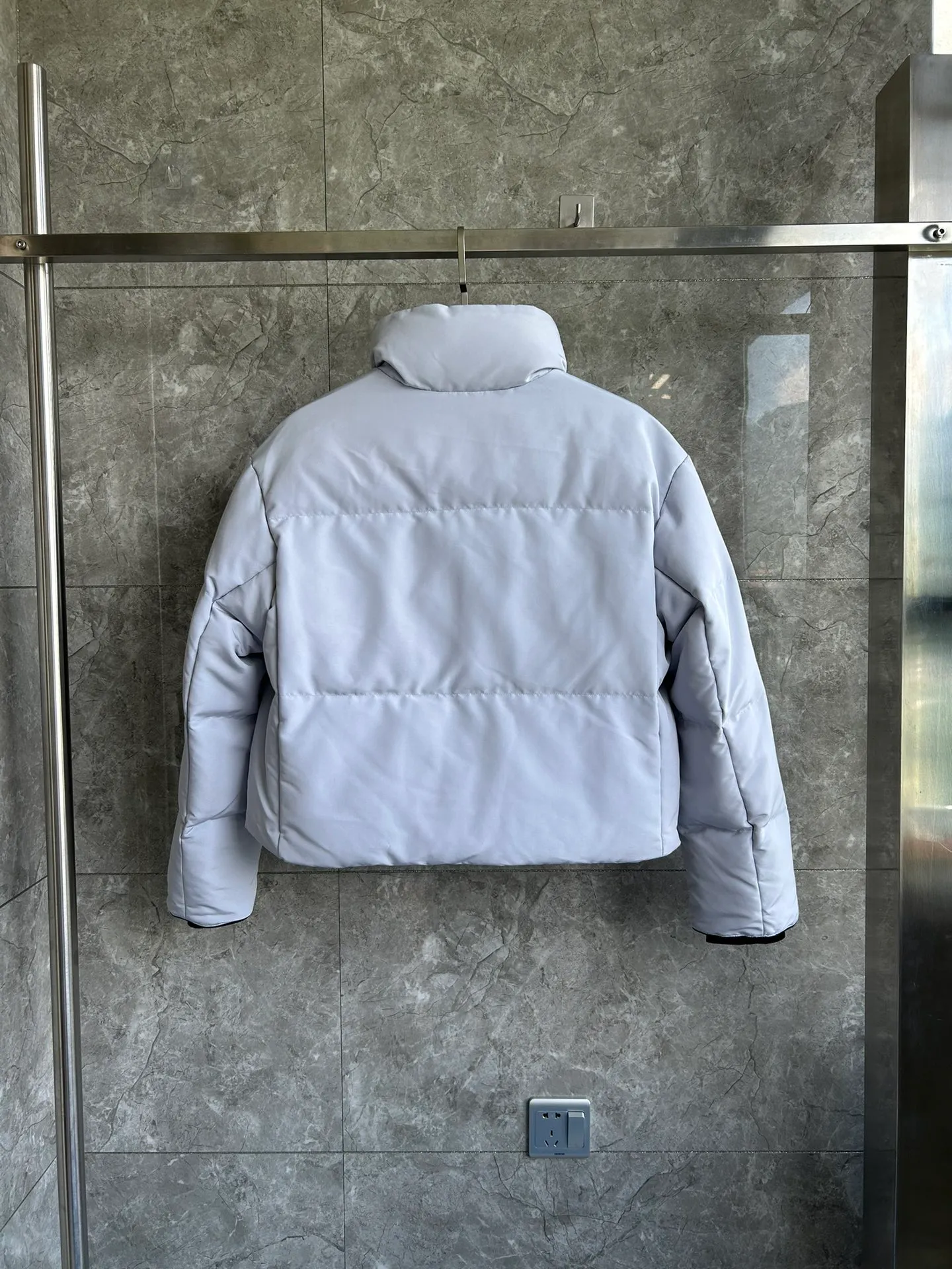 P880 E2266WB Grandview black label short jacket down jacket. Constructed from Arctic Tech recycled fabric®, it features a cinchable hem for sleek styling and storage. Color: White Star White. Size: XS S M L XL.